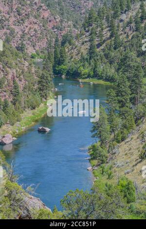 Der wunderschöne Green River, der durch das Flaming Gorge National Recreation Area im Ashley National Forest, Utah, fließt, fließt Stockfoto