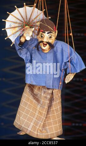 Birma / Myanmar: Eine traditionelle burmesische Marionette (Yoke Thé) zum Verkauf, Bogyoke Aung San Market, Yangon (Rangun). Yoke thé (lit. Miniaturen) ist der burmesische Name für Marionettenpuppe. Obwohl der Begriff für Marionetterie im Allgemeinen verwendet werden kann, bezieht sich seine Verwendung in der Regel auf die lokale Form der Saitenpuppe. Wie die meisten der burmesischen raffinierten Kunst, Yoke thé Aufführungen entstanden aus Royal Patronage und wurden allmählich für die breite Bevölkerung angepasst. Joch thé werden fast immer in Opern aufgeführt. Stockfoto