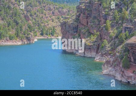 Der wunderschöne Green River, der durch das Flaming Gorge National Recreation Area im Ashley National Forest, Utah, fließt, fließt Stockfoto