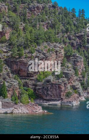 Der wunderschöne Green River, der durch das Flaming Gorge National Recreation Area im Ashley National Forest, Utah, fließt, fließt Stockfoto