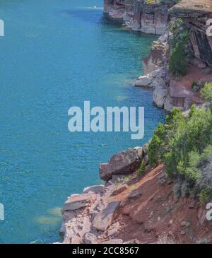 Der wunderschöne Green River, der durch das Flaming Gorge National Recreation Area im Ashley National Forest, Utah, fließt, fließt Stockfoto