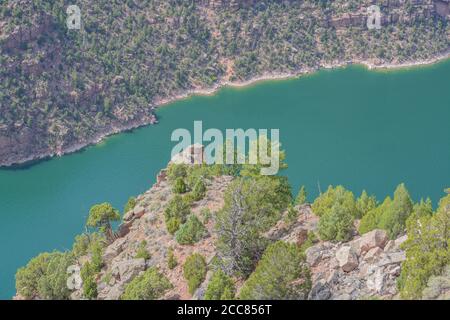 Der wunderschöne Green River, der durch das Flaming Gorge National Recreation Area im Ashley National Forest, Utah, fließt, fließt Stockfoto