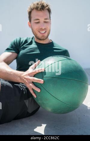 Mann Training abs Training mit Medizinball Stockfoto