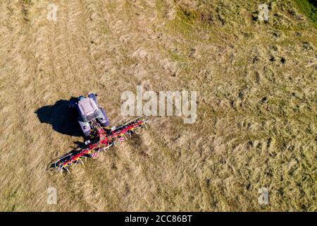 Draufsicht des Traktors mit Zettwendern, Trocknung des gemähten Heus Stockfoto