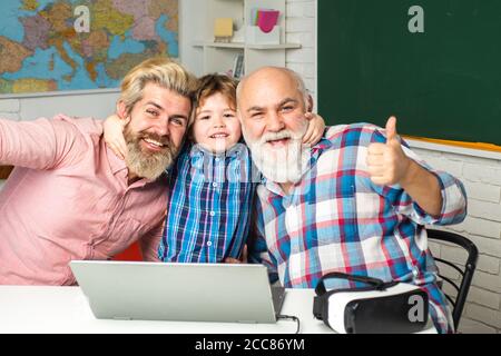 Großvater, Vater und Sohn Computerspiele drinnen. Schüler mit Vater, Großvater genießen Zeit zu Hause. Glückliche Mann Familie viel Spaß zusammen. Drei Stockfoto