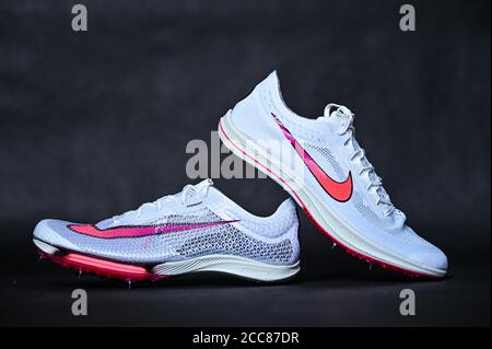 NEW YORK, USA, 13. AUGUST 2020: Nike Air Zoom Victory und Nike ZoomX Dragonfly. Racing Spikes für das olympische Sommerspiel Tokyo 2021. Weiße Farbe Stockfoto