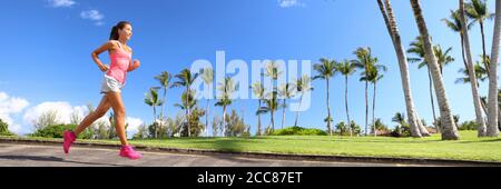 Läuferin Frau läuft im Park Banner - aktiver Sommer gesunder Lebensstil. Sport Person Jogging Training Cardio - horizontale Ernte von Palmen Hintergrund Stockfoto