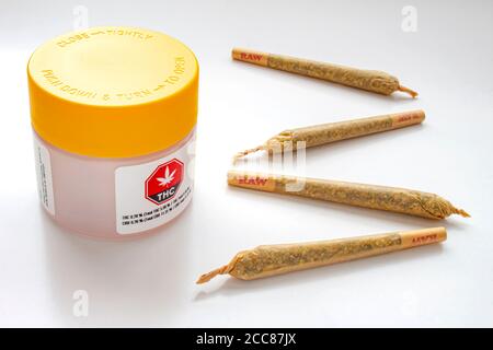 Calgary, Alberta, Kanada. August 19 2020. Ein weißer und gelber Kunststoff-Verpackungsbehälter aus Cannabis mit Zigaretten, Prerolls oder Fugen auf einem weißen Backgro Stockfoto