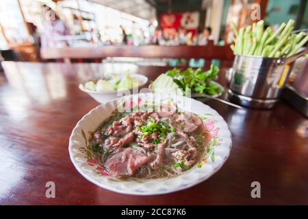 Laos Stil Rind Nudelsuppe oder Pho in einem lokalen Restaurant in Süd-Laos, berühmte Küche in Laos und Vietnam. Stockfoto