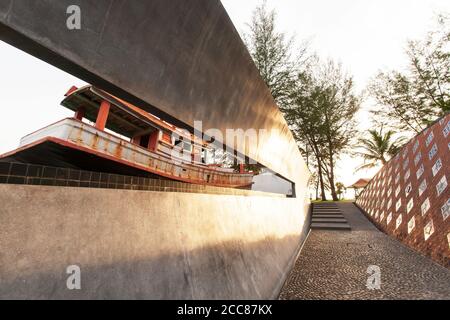 Ban Nam Khem Tsunami-Gedenkpark bei Sonnenuntergang, um sowohl Einheimischen als auch Touristen zu gedenken, die ihr Leben im 26. Dezember 2004 Tsunami-Katastrophe verloren haben. Stockfoto