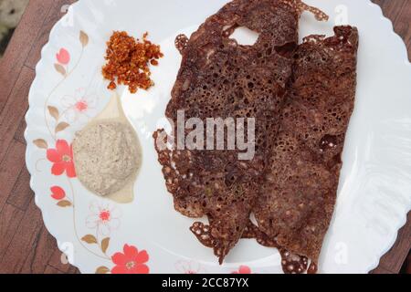 Ragi Dose oder Dosa, mit Fingerhirse, südindisches Frühstück, serviert mit Kokosnuss-Chutney Stockfoto