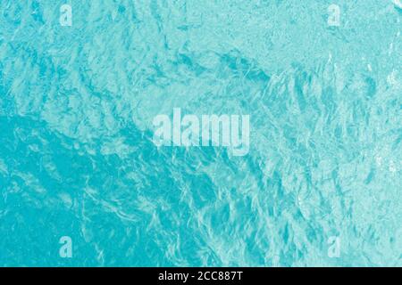 Luftaufnahme eines kristallklaren Meeres türkisfarbenen Wasser Textur. Blick von oben natürlicher blauer Hintergrund. Türkisfarbene Wasserspiegelung. Blaue Meereswelle. Summ Stockfoto
