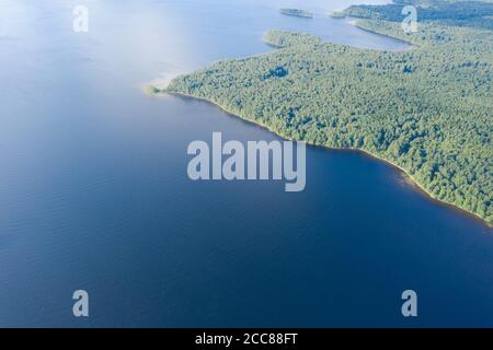 Luftaufnahme Wolken über Wald und Meer. Blick von der Drohne. Luftaufnahme Wolkenlandschaft. Struktur von Wolken. Blick auf grünen Wald von oben. Stockfoto