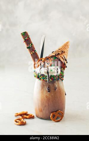 Freak Shake Belag mit Schlagsahne und Waffelkegel Stockfoto