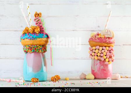 Bunte Freak schüttelt über grauen Backstein Hintergrund Stockfoto