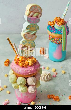 Freak Shake Topping mit Donut und Marshmallow auf grauem Hintergrund Stockfoto