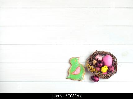 Frohe Osterkarte mit bemalten Wachteln und Hühnereiern Natürliches Nest Stockfoto