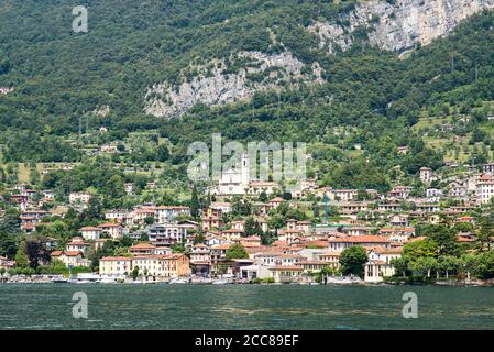 Am Wasser der Gemeinde Mezzegra am Comer See. Lombardei. Italien. Panorama mit Bergen und Wald. Stockfoto