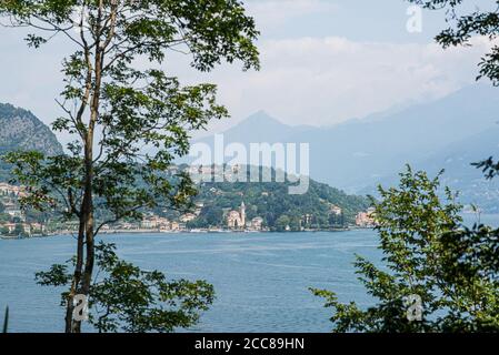 Panorama des Comer Sees. Tremezzo und Kirche von San Lorenzo im Hintergrund. Italien. Europa. Stockfoto