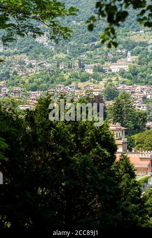 Lenno Stadt am Como See. Lombardei. Italien. Malerische Italienische Landschaft. Atemberaubendes Panorama mit Bergen und Wald. Stockfoto