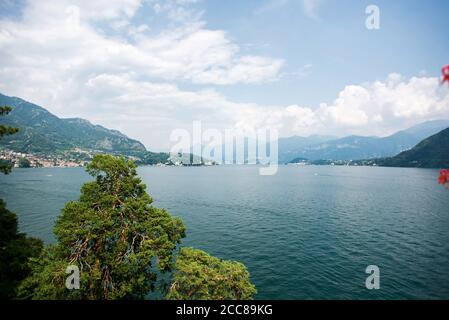 Panorama Comer See in Italien. Blick in Richtung der Stadt Bellagio. Wolkiger Himmel. Stockfoto