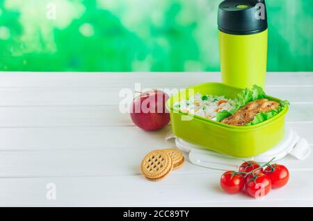 Lunchbox gefüllt mit Reis und Sandwich in der Nähe Thermoskanne Stockfoto