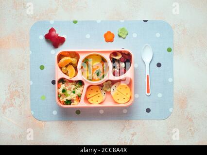 Lunchbox mit Gemüsesuppe, Couscous-Salat und lustigen Sandwiches Stockfoto