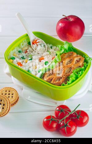 Lunchbox mit Löffel gefüllt mit Reis und Sandwich Stockfoto