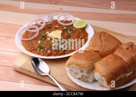 PAV Bhaji Indische scharfe Fast Food mit Brot, Zwiebel und Butter, indische Küche, Mumbai Essen Stockfoto