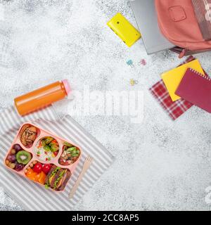 Offene Lunchbox mit Sandwiches auf Bürotisch mit Kopie Platz Stockfoto