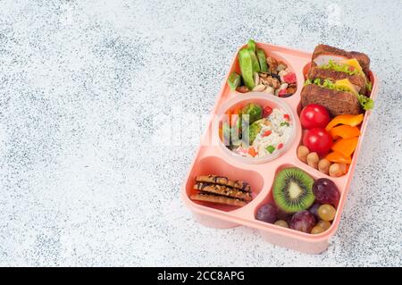 Offene Lunchbox mit Sandwiches auf grauem Hintergrund mit Speicherplatz kopieren Stockfoto