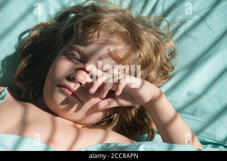 Junge Kinder schlafen, Kind auf einem Bett liegen, während in einem hellen Schlafzimmer schlafen. Stockfoto