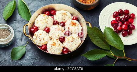 Knödel oder knettig mit Kirschfüllung.Traditionelles tschechisches Gericht Stockfoto