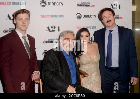 LOS ANGELES - FEB 22: Levi Meaden, Burt Reynolds, Ariel Winter, Glenn Workman bei der The Last Movie Star Premiere im Ägyptischen Theater am 22. Februar 2018 in Los Angeles, CA Stockfoto