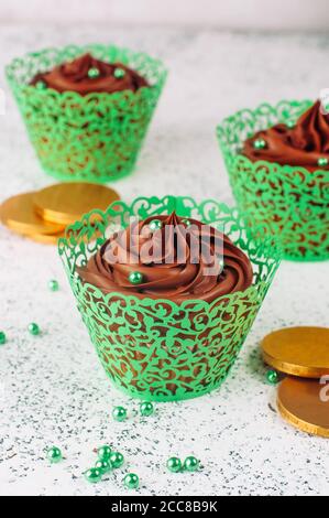 Nahaufnahme von St. Patrick's Day Schokoladencupcakes mit Grün Zuckerstreuseln Stockfoto