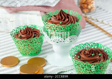 St. Patrick's Day Cupcakes mit grünen Zuckerstreuseln und goldenen Münzen Stockfoto