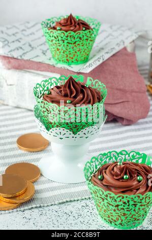 St. Patricks Day Schokolade Cupcakes mit grünen Zucker bestreut Stockfoto