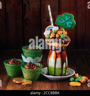 Dreifarbiger Freak Shake Topping mit Kleebokie auf Holz Hintergrund Stockfoto