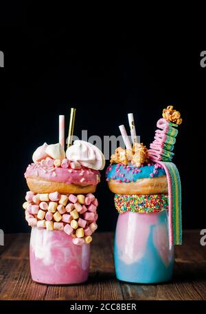 Zwei Freak-Shakes auf schwarzem Hintergrund mit leerem Raum Für Text Stockfoto