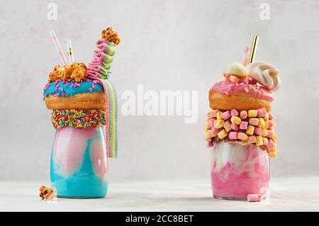 Zwei Freak-Shakes auf grauem Hintergrund mit Kopierraum Stockfoto