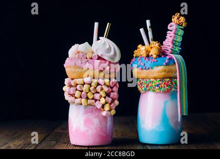 Zwei Freak-Shakes über schwarzem Hintergrund mit leerem Platz für Text Stockfoto