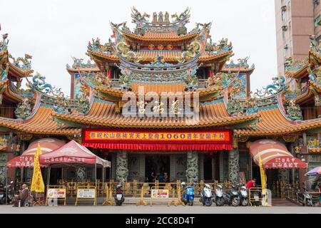 Taipei, Taiwan - Songshan Ciyou Tempel im Songshan Bezirk, Taipei, Taiwan. Der Tempel wurde 1753 erbaut und der Göttin Mazu gewidmet. Stockfoto