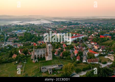 Erstaunliches Luftbild über das Kloster Premontre. Dies ist eine Kirchenruine in Zsambek Stadt Ungarn. Gebaut in 1220-1234. Römischer und schicker Stil. Abr Stockfoto