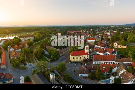 Panorama-Luftbild über Szentendre mit Hauptplatz. Dieser Ort ist eine kleine schöne Stadt in der Nähe von Budapest mit traditionellen Geschenken Speisen und Stockfoto