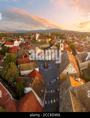 Szentendre Hauptplatz. Dieser Ort ist eine kleine schöne Stadt in der Nähe von Budapest mit traditionellen Geschenken Lebensmittel und alte Häuser. Neben der Donau. St. Stockfoto