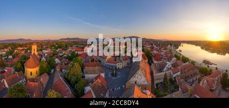 Panorama-Luftbild über Szentendre mit Hauptplatz. Dieser Ort ist eine kleine schöne Stadt in der Nähe von Budapest mit traditionellen Geschenken Speisen und Stockfoto