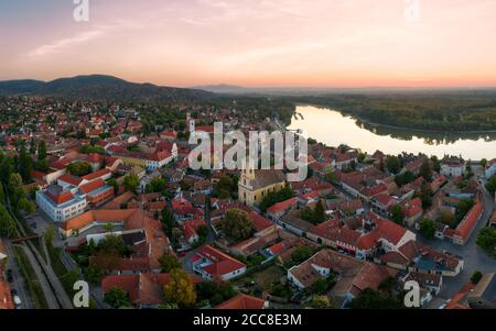 Panorama-Luftbild über Szentendre mit Hauptplatz. Dieser Ort ist eine kleine schöne Stadt in der Nähe von Budapest mit traditionellen Geschenken Speisen und Stockfoto