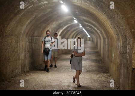(200820) -- RIJEKA, 20. August 2020 (Xinhua) -- Touristen besuchen den Rijeka Tunnel (auch TunelRi genannt) in Rijeka, Kroatien, 19. August 2020. Der Tunnel wurde gegraben, um Zivilisten während des Zweiten Weltkriegs vor Bombenanschlägen zu schützen und ist heute eine Touristenattraktion. (Goran Kovacic/Pixsell über Xinhua) Stockfoto