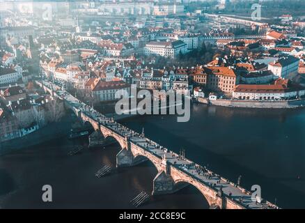 Luftaufnahme der Karlsbrücke und der Prager Burg, Prag, Tschechische Republik Stockfoto