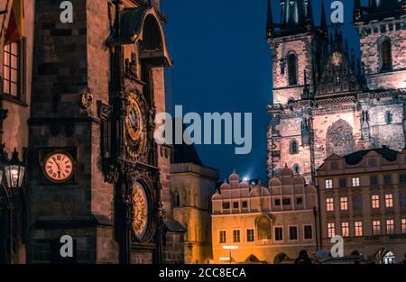 Turm des Rathauses mit astronomischer Uhr - Orloj in Prag in der Nacht, Tschechische Republik Stockfoto